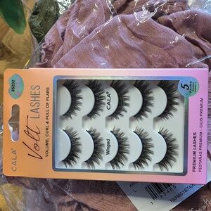 Women's eye lashes